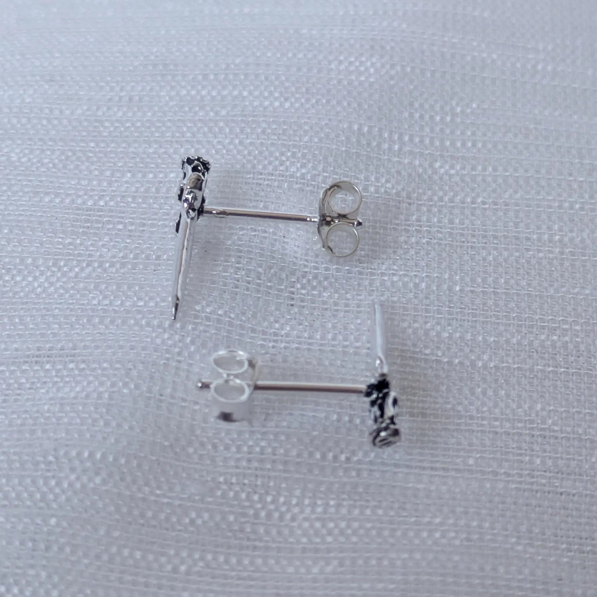 Seitliche Detailansicht der Dolch-Ohrstecker aus Echt-Silber, die das flache und tragefreundliche Profil zeigt.