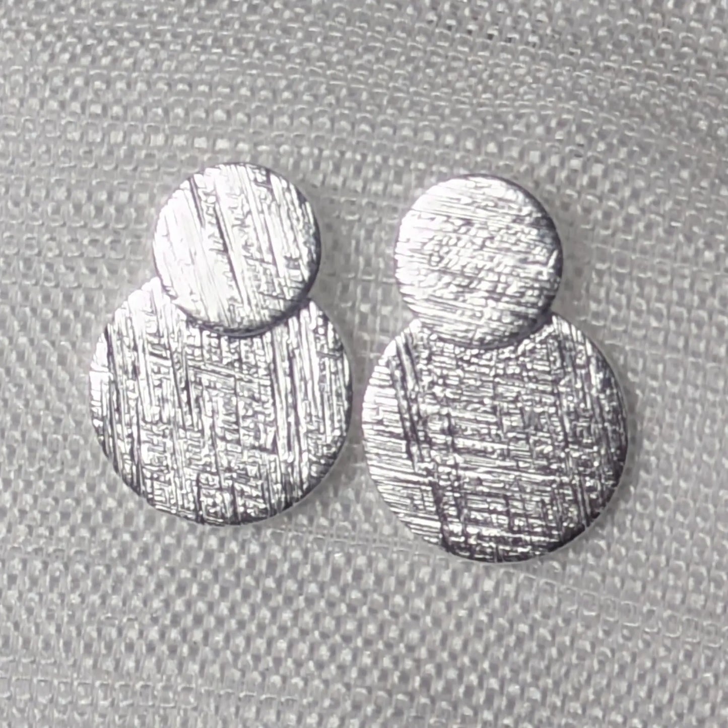 Nahaufnahme strukturierte Oberflächen-Details der 925 Silber Ohrstecker