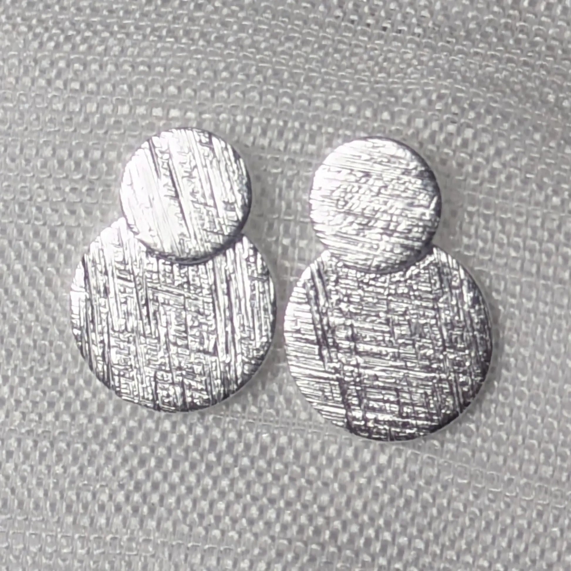 Nahaufnahme strukturierte Oberflächen-Details der 925 Silber Ohrstecker