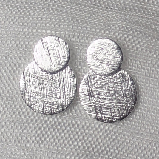 Nahaufnahme strukturierte Oberflächen-Details der 925 Silber Ohrstecker