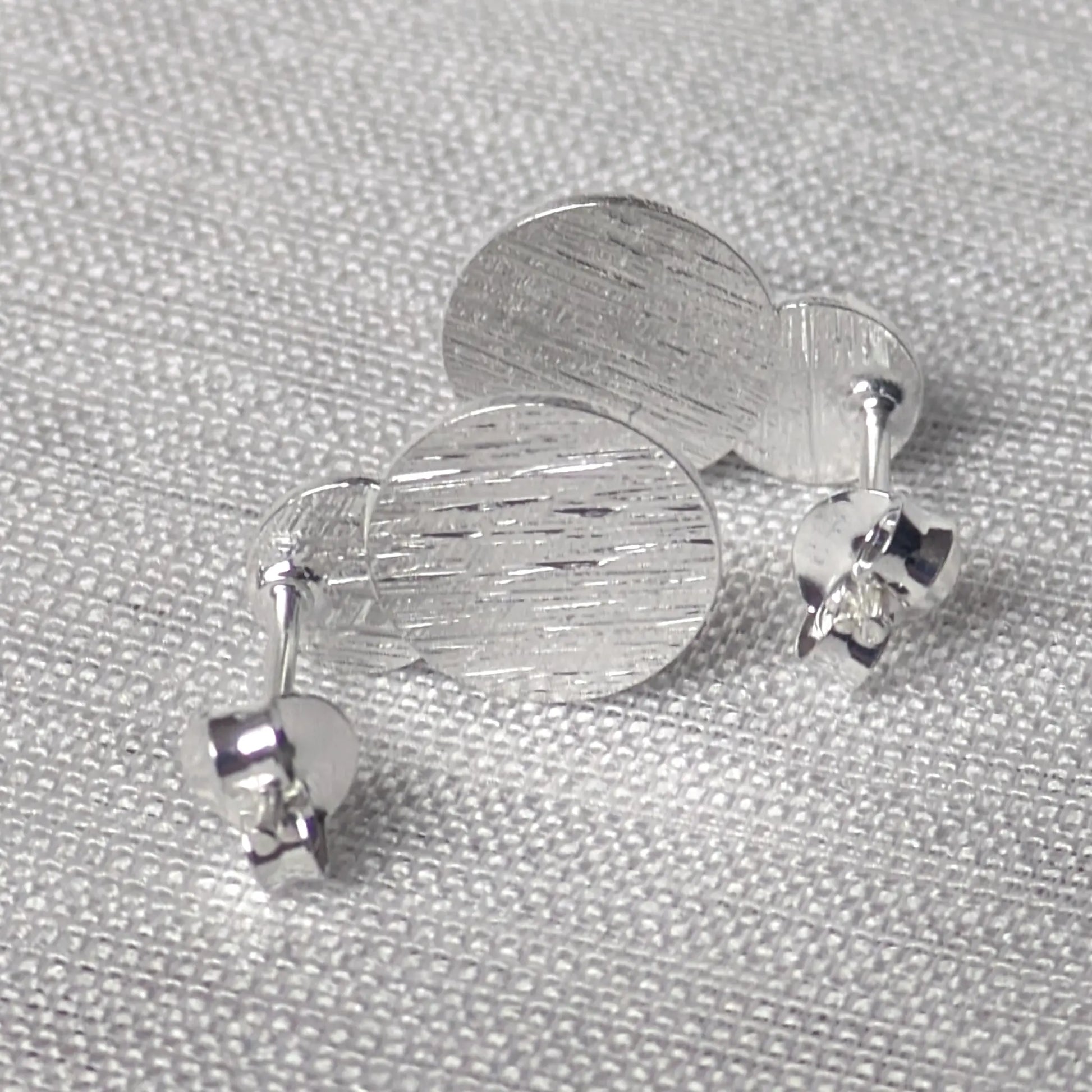 Rückseite der Silber-Ohrringe mit 925er Stempel und Verschluss.