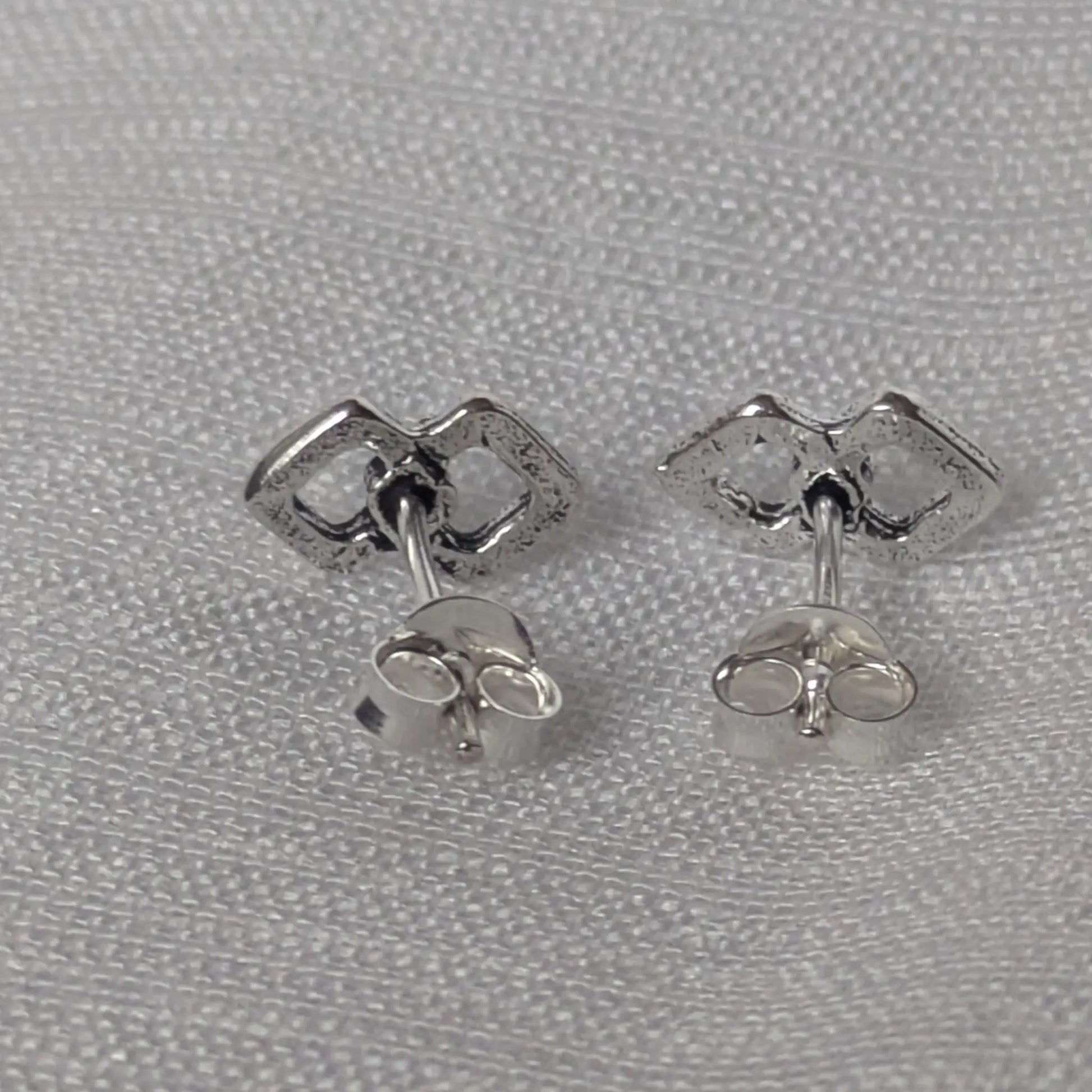 Rückansicht der silbernen Ohrstecker mit Steckerstift und sicherem Verschluss.