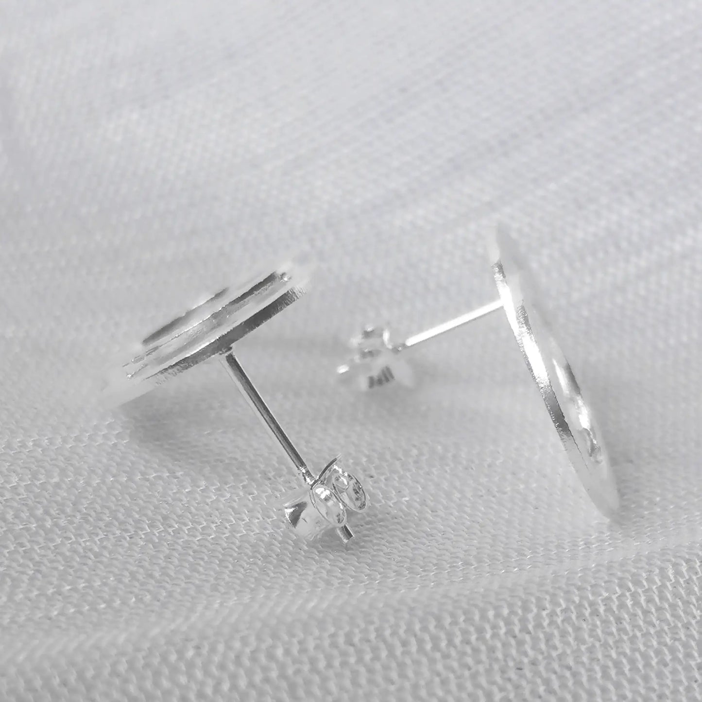 Seitenansicht der kratzmattierten Doppelkreis-Ohrringe aus Sterling Silber zur Veranschaulichung der flachen Form und des Steckverschlusses.