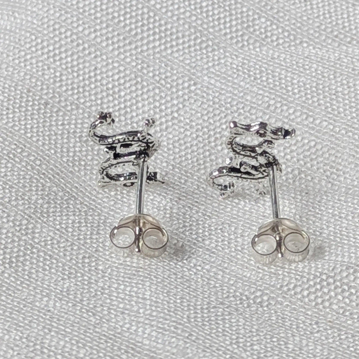 Rückseite der Drachen-Ohrstecker aus 925 Sterling Silber inklusive sicherem Butterfly-Verschluss.