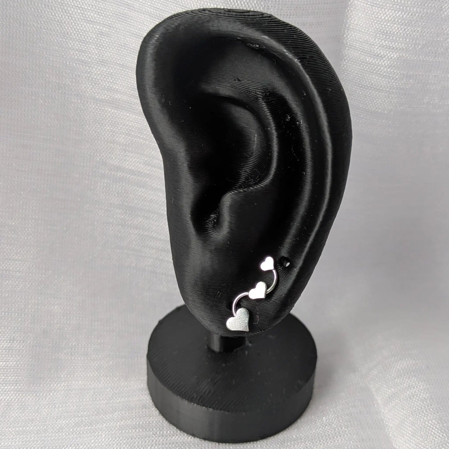 Tragebeispiel der Herz-Ohrringe am Modell – eleganter Ear-Climber-Effekt.