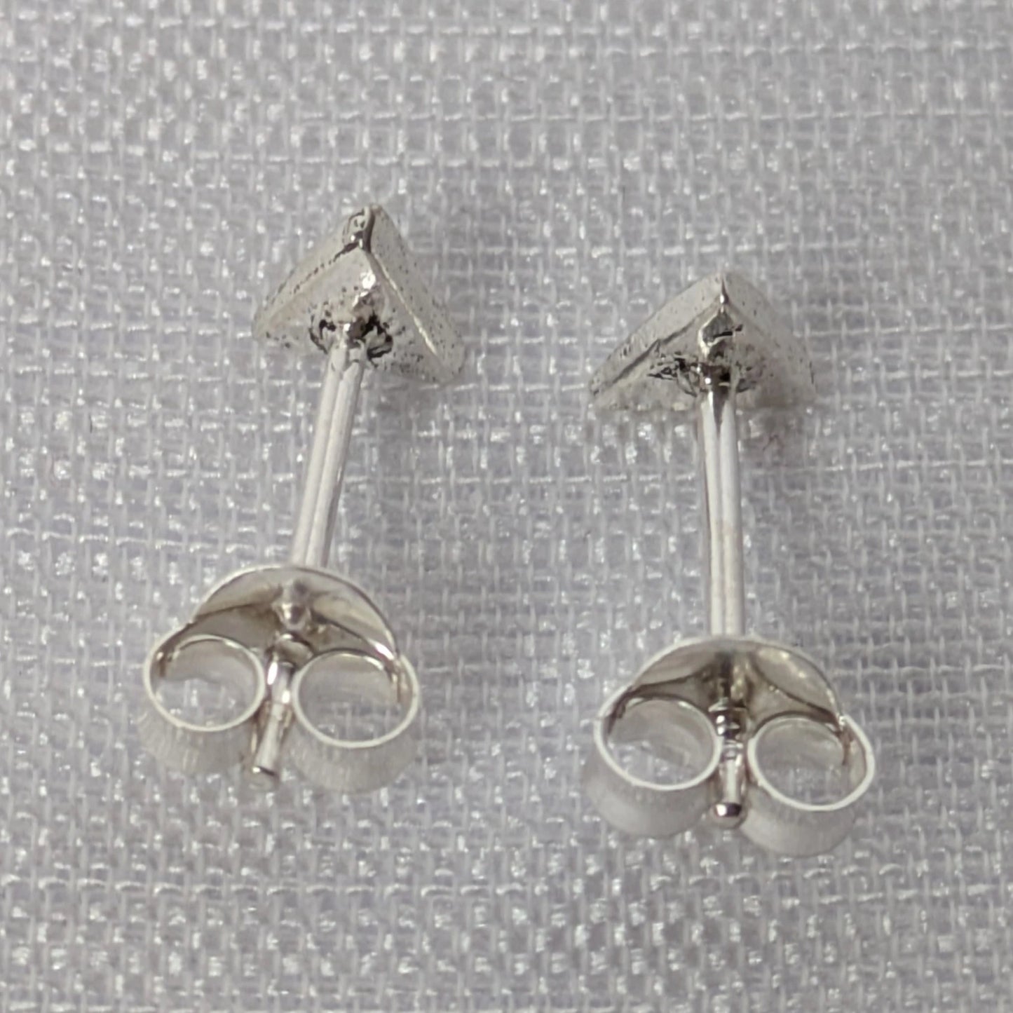 Rückseite der Dreieck-Stecker mit Fokus auf den 925-Silberstempel und den sicheren Verschlussstift.
