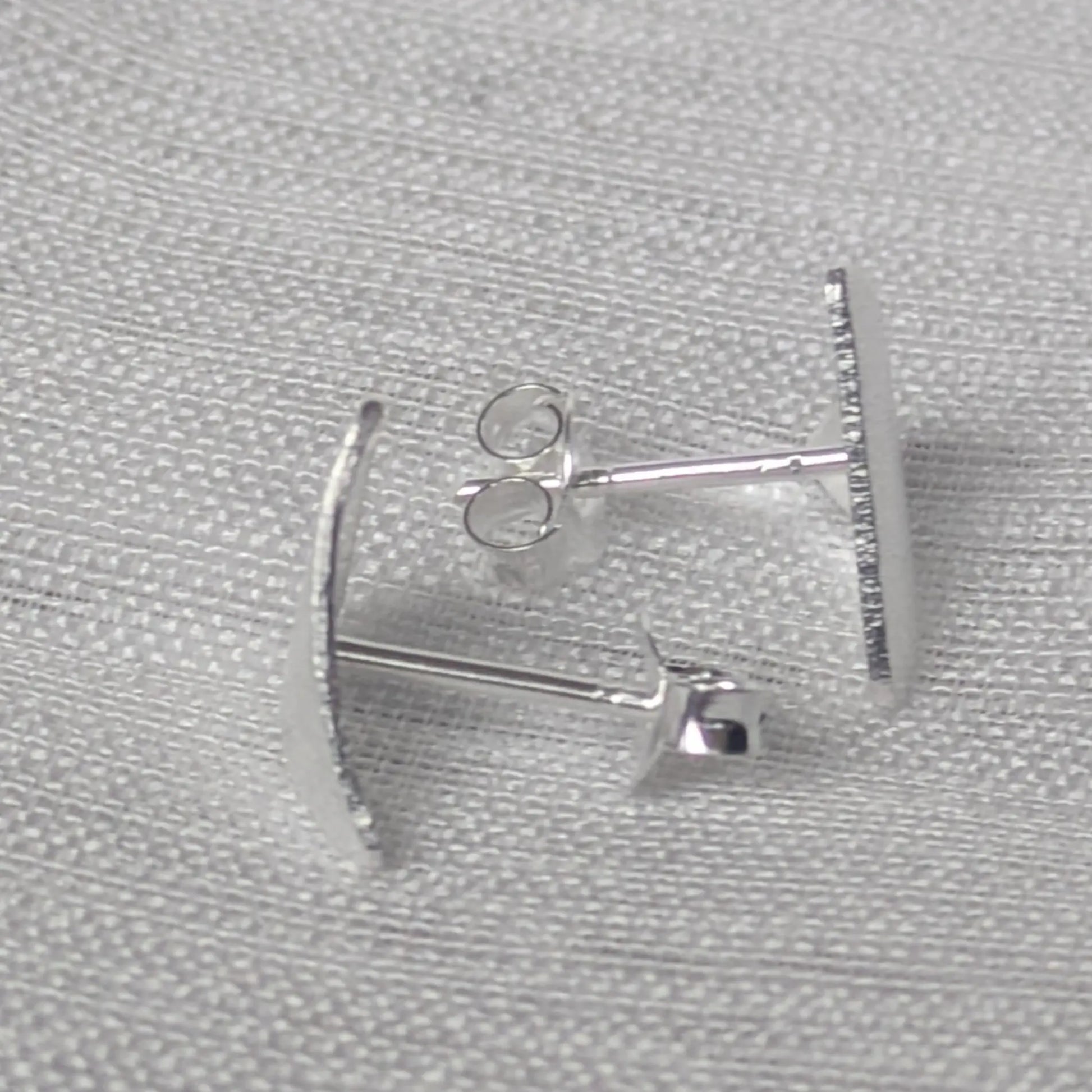 Seitenprofil der minimalistischen Silber-Ohrstecker zur Darstellung der Materialstärke.