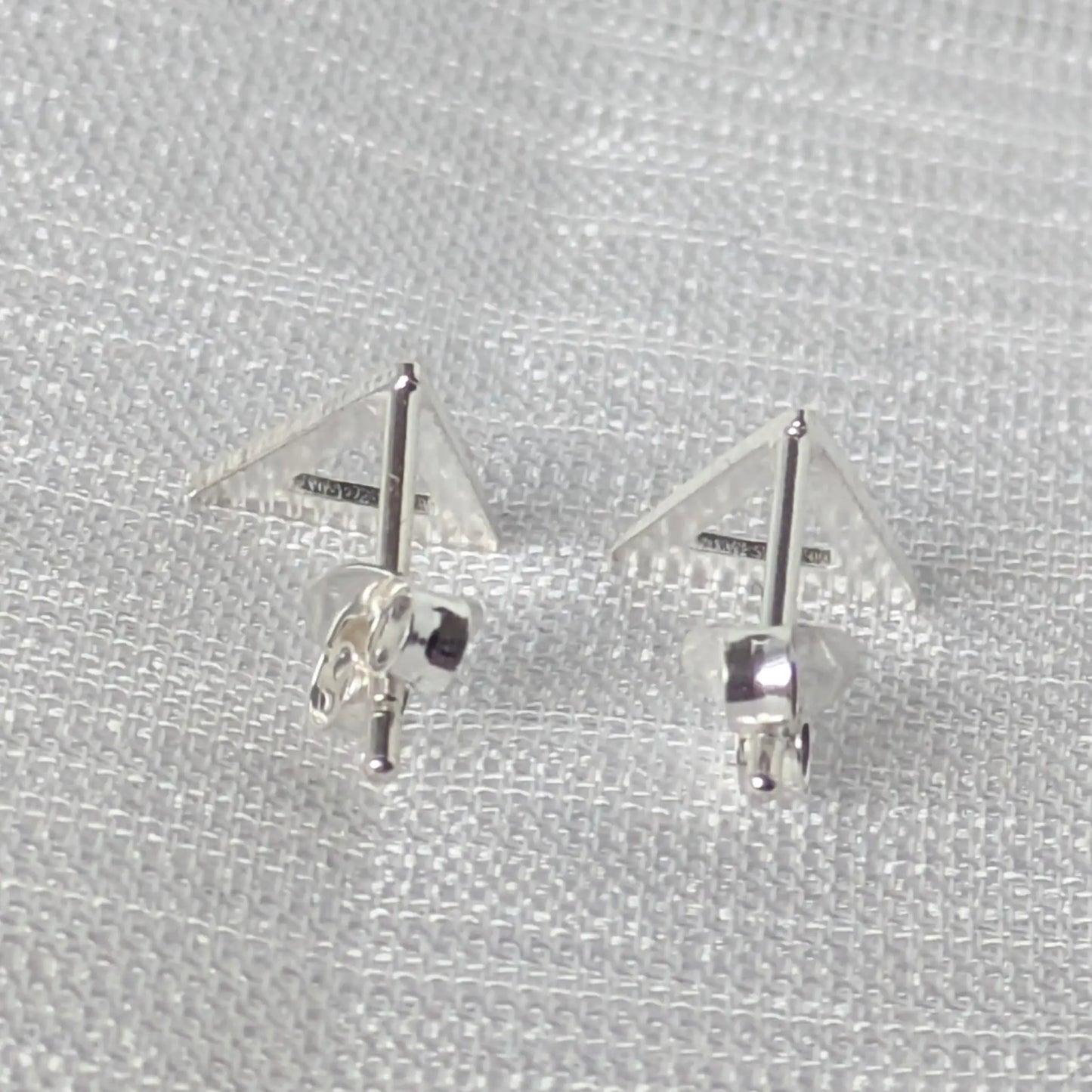 Rückansicht der 925 Silber Dreieck-Ohrstecker mit sicherem Butterfly-Verschluss