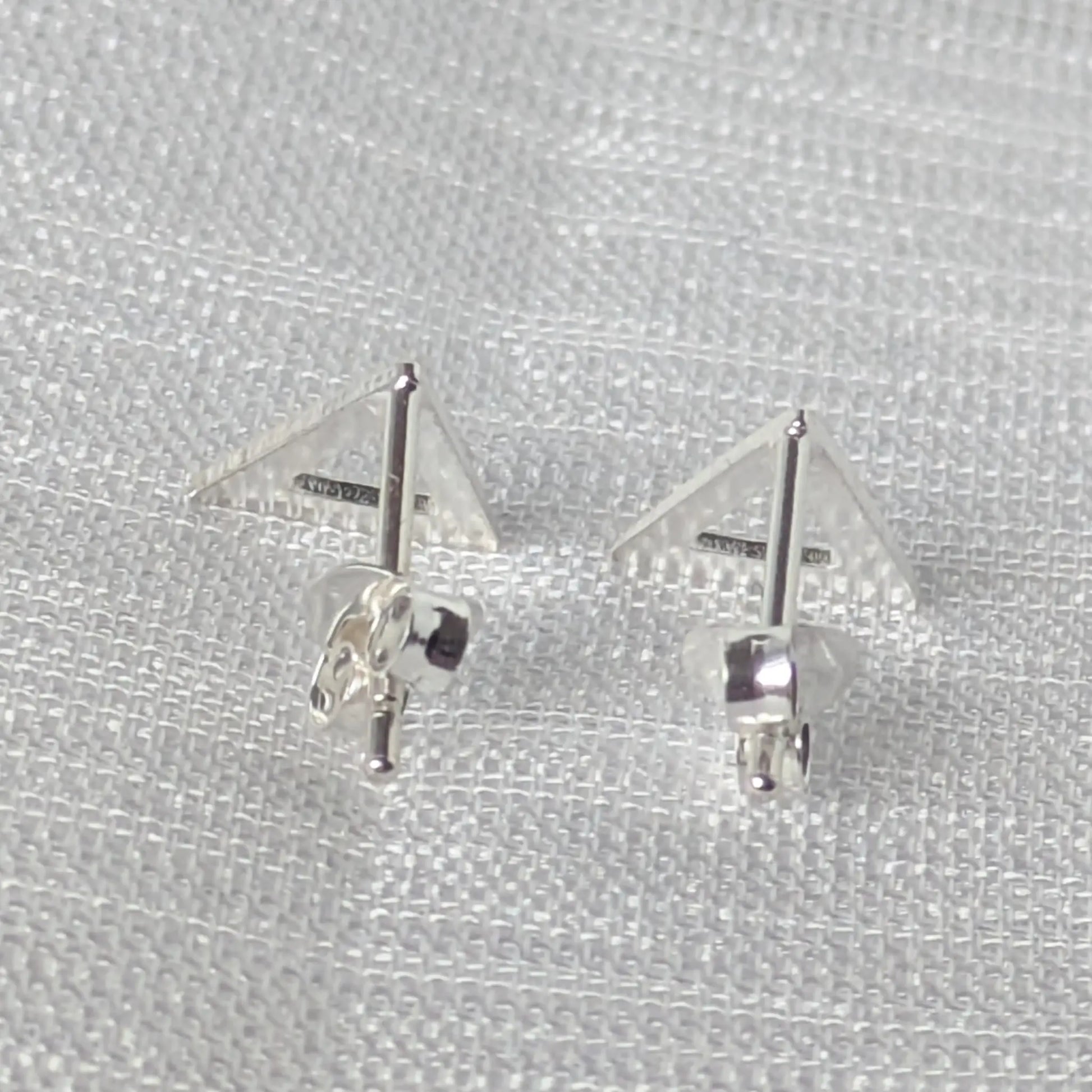 Rückansicht der 925 Silber Dreieck-Ohrstecker mit sicherem Butterfly-Verschluss