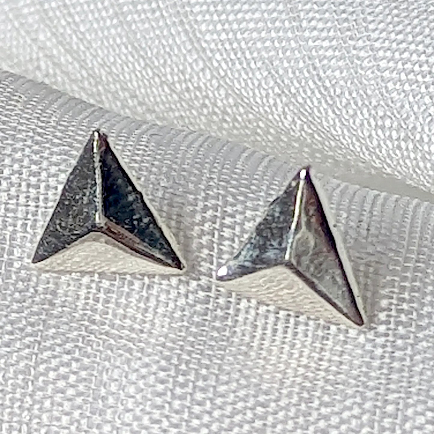 Frontalansicht geometrische Ohrstecker Dreieck 925 Silber mit plastischer Pyramidenform