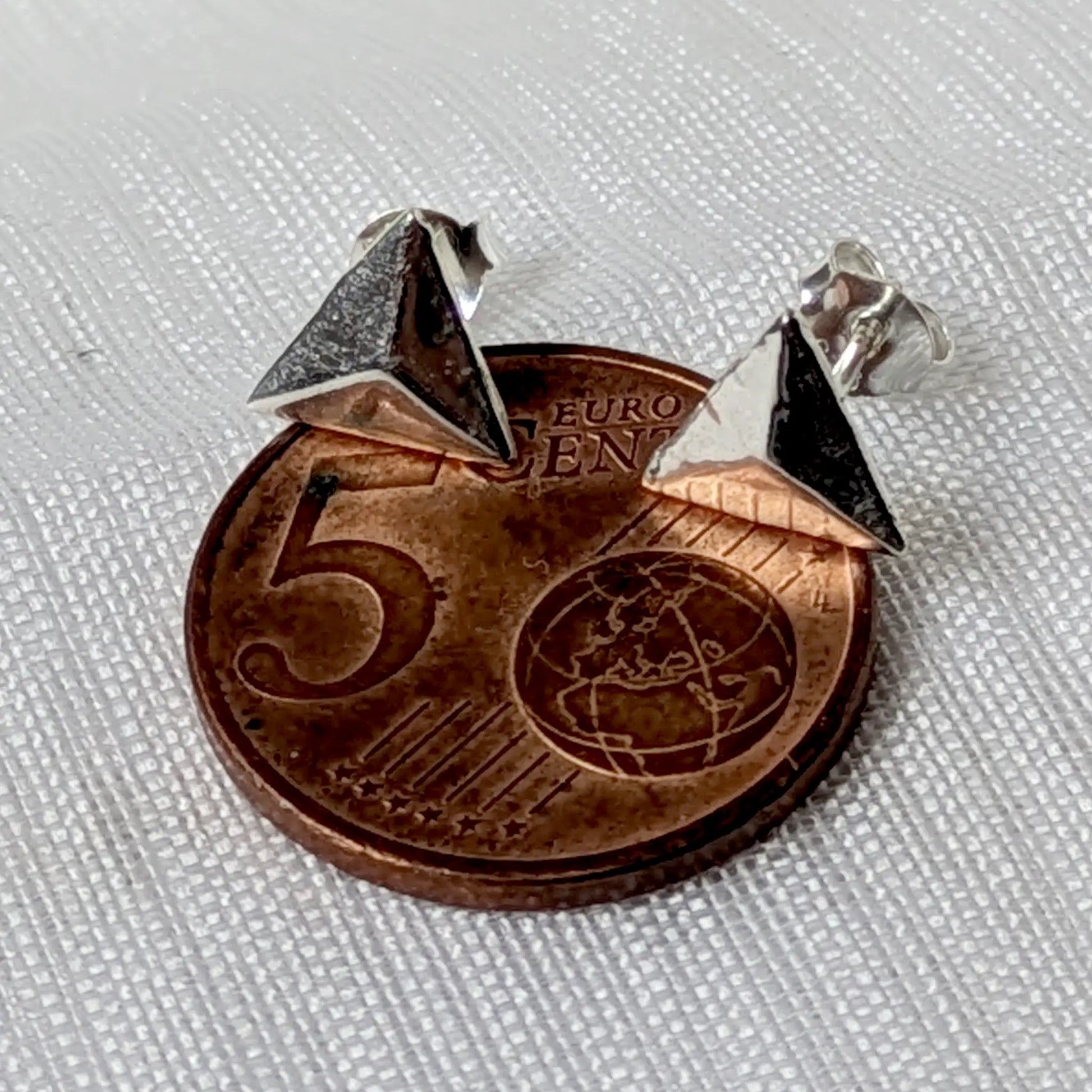 Größenvergleich der 925 Silber Ohrstecker Dreieck Pyramide auf einer 5-Cent-Münze