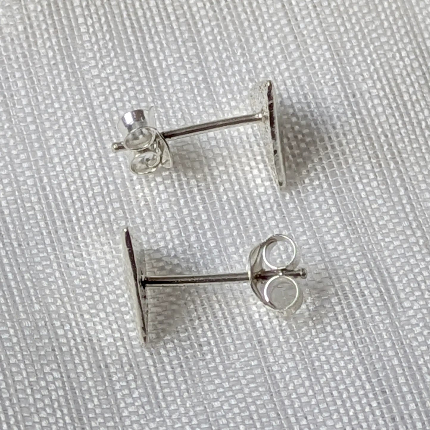 Seitliche Profilansicht der 925 Silber Ohrstecker Dreieck mit erhabenem 3D-Muster