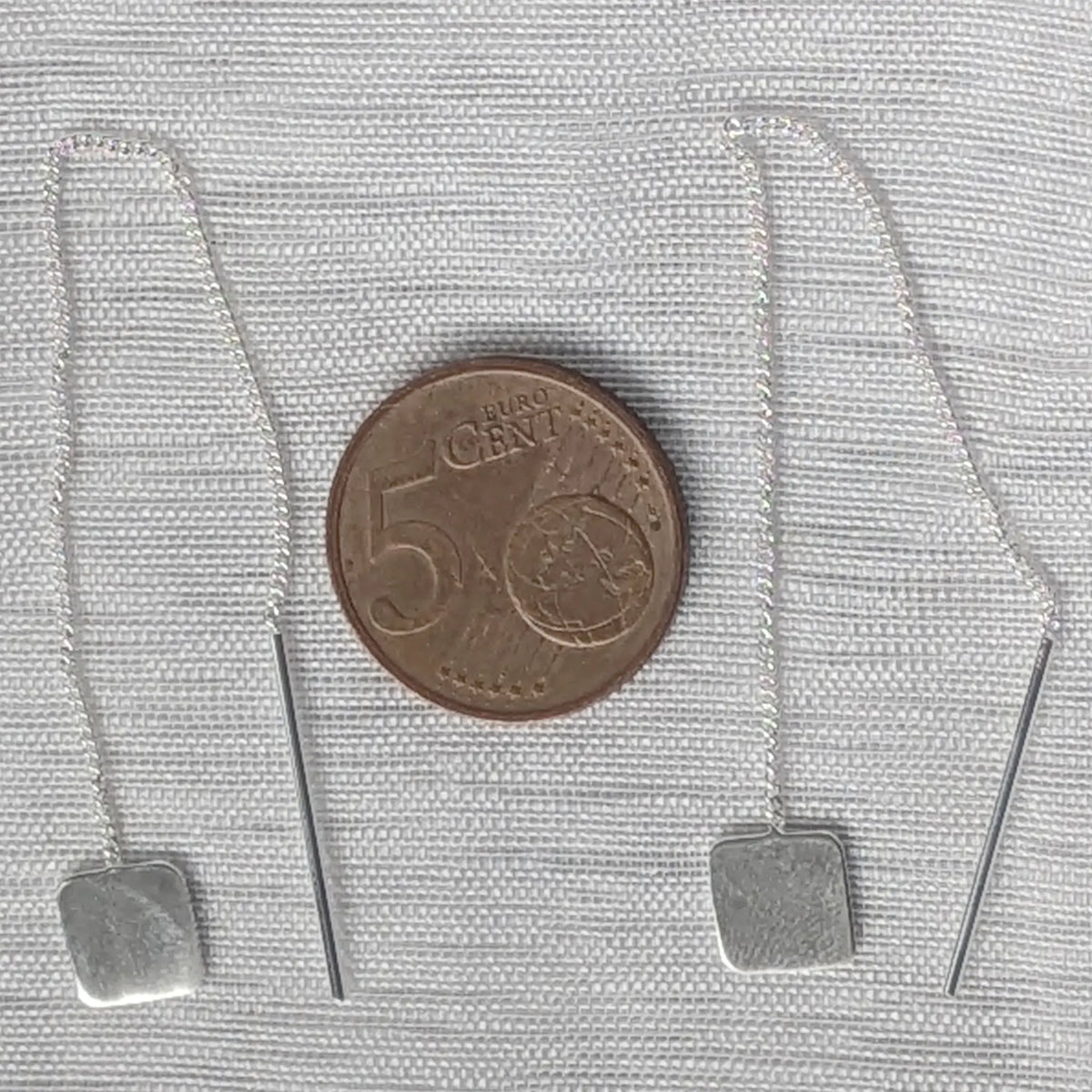 Größenvergleich: Zarte Silber-Durchzieher mit quadratischem Element liegend auf einer 5-Cent-Münze
