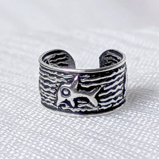 Frontalansicht der maritimen Silber-Ohrklemme im Vintage-Stil mit plastischer Delfin-Prägung.