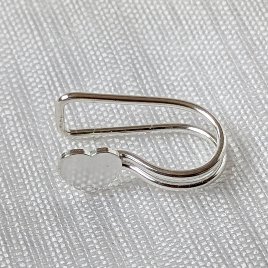 Detailansicht der polierten Herz-Oberfläche und Doppelsteg-Form der 925 Silber Ohrmanschette
