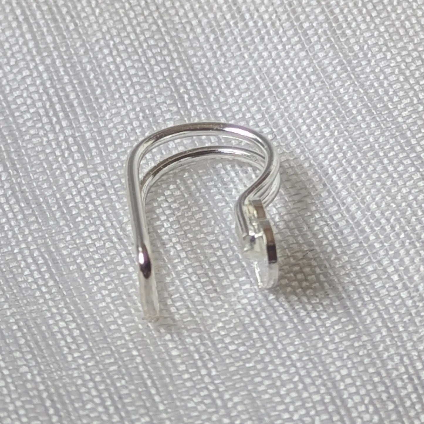 Seitenansicht der gebogenen U-Form des 925 Silber Klemmohrrings ohne Ohrloch