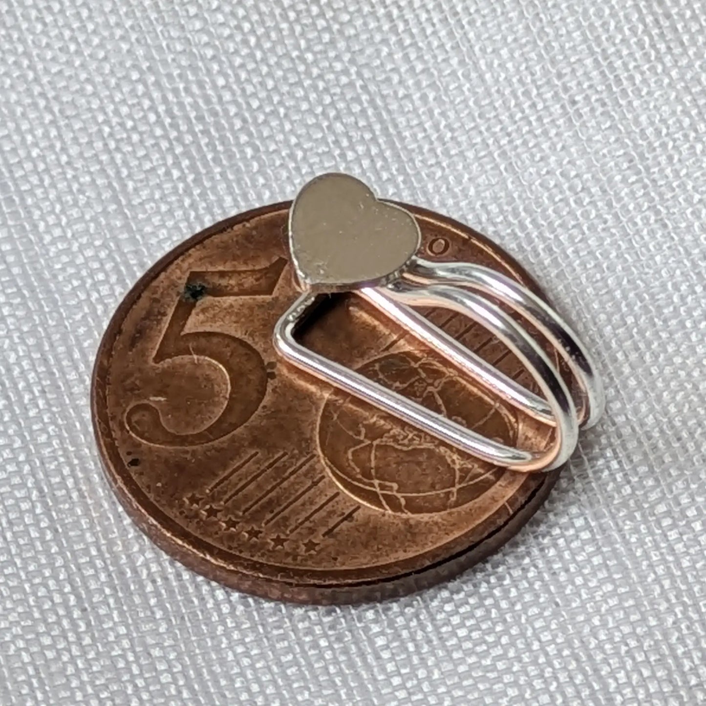 Größenvergleich des Herz 925 Silber Klemmohrrings auf einer 5-Cent-Münze