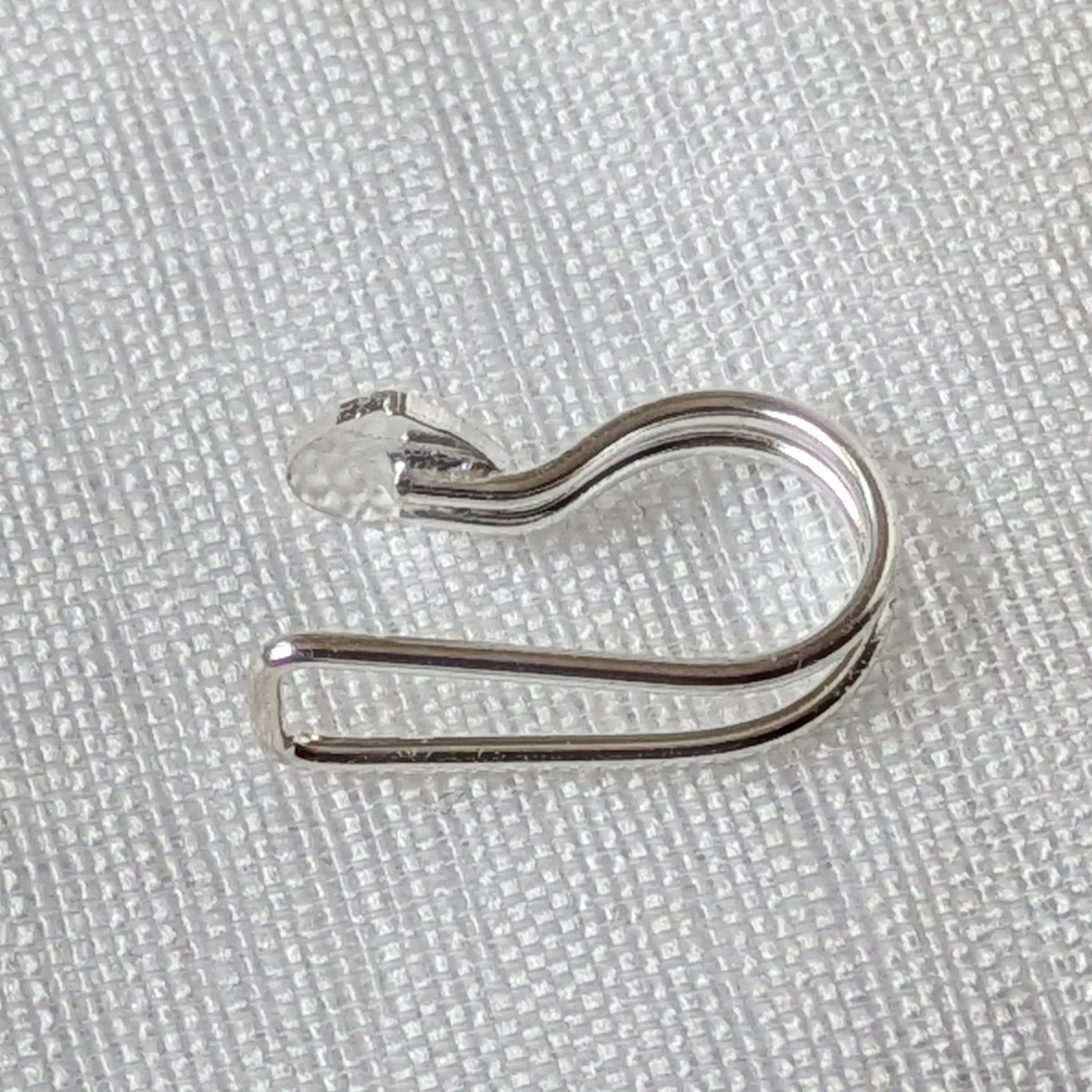 Rückseite der verstellbaren 925 Silber Ohrmanschette mit Bügel-Klemmmechanismus