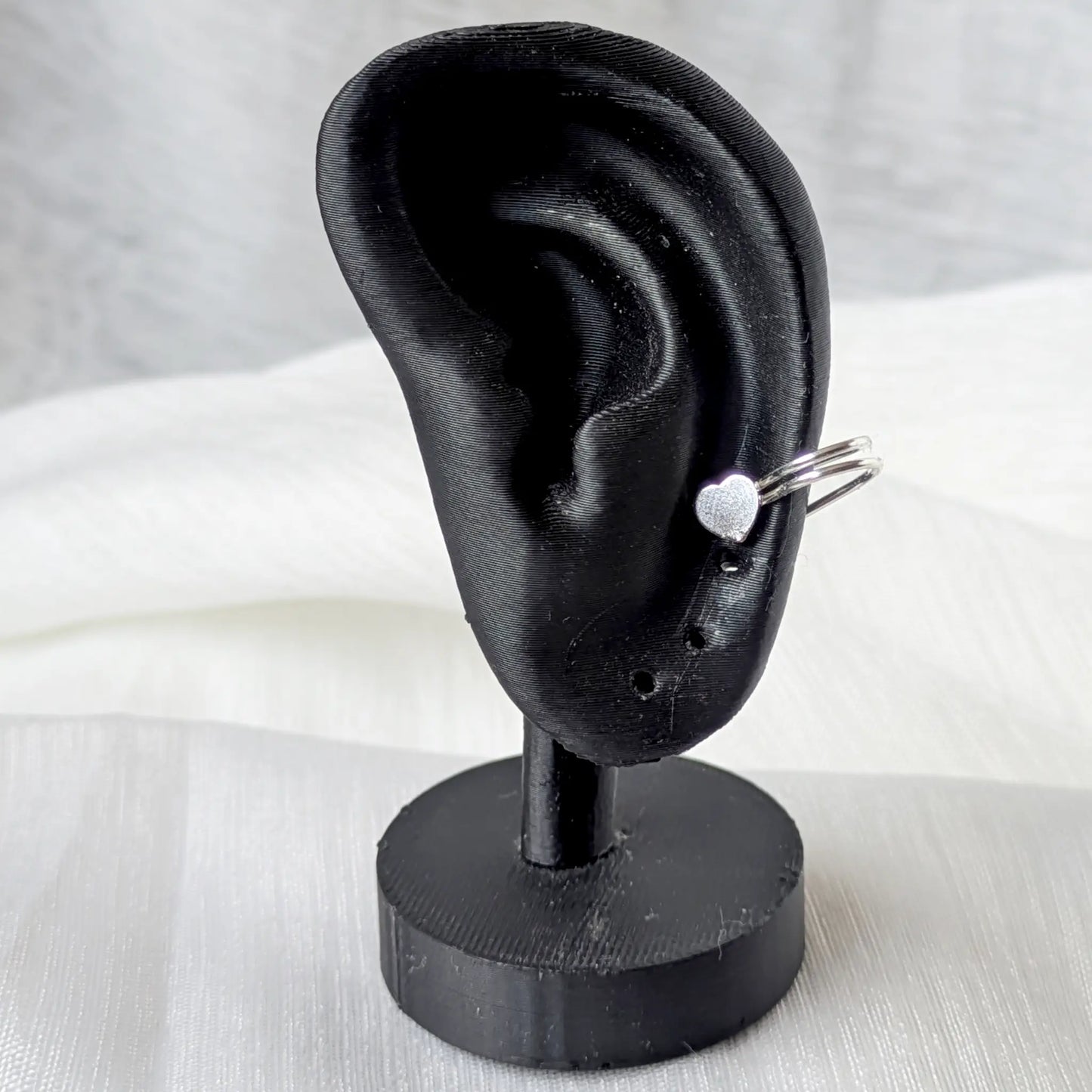 Herz 925 Silber Ear Cuff am Knorpel eines schwarzen Ohr-Displays getragen