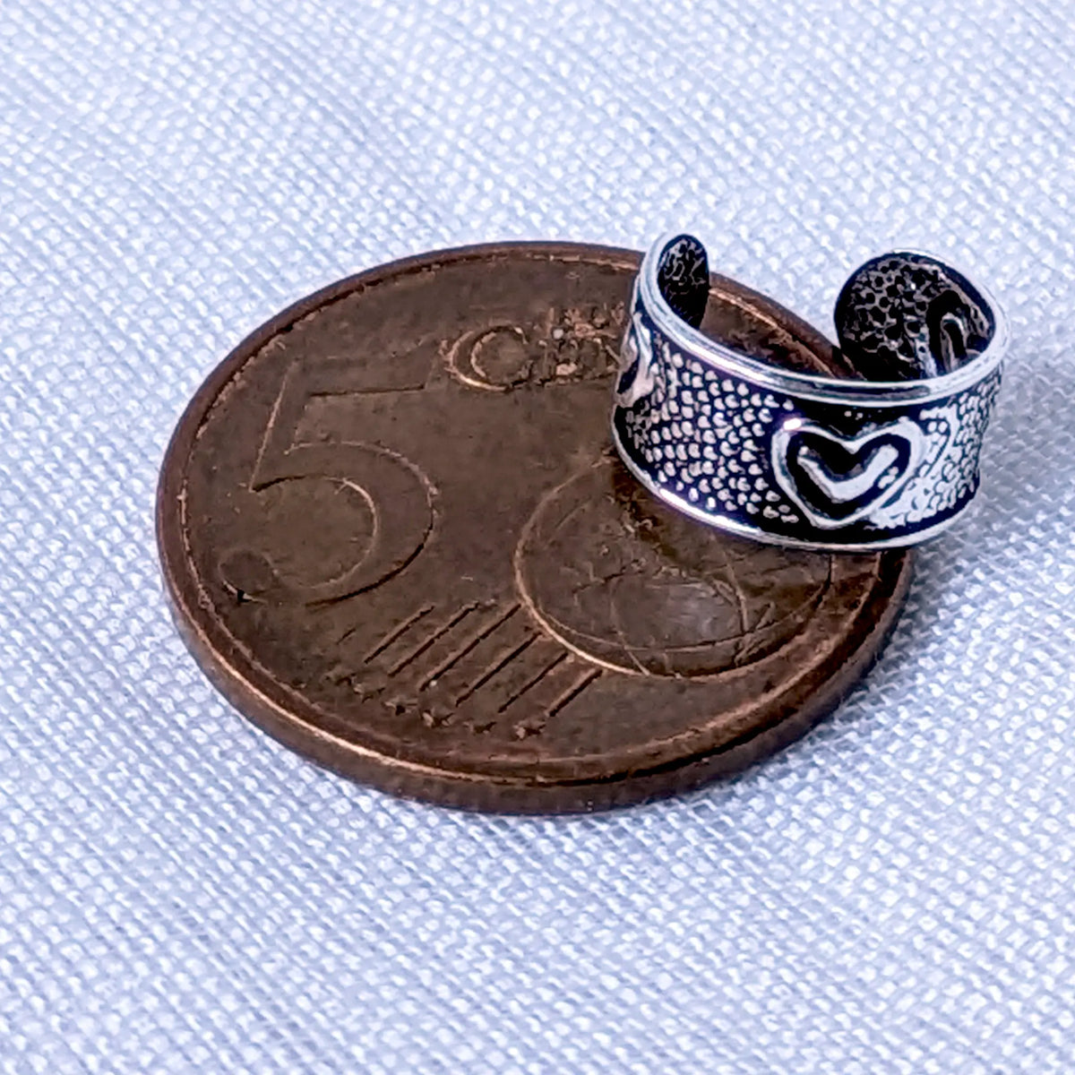 Größenvergleich: 925 Silber Ohrklemme im Vintage-Stil liegt auf einer 5-Cent-Münze.