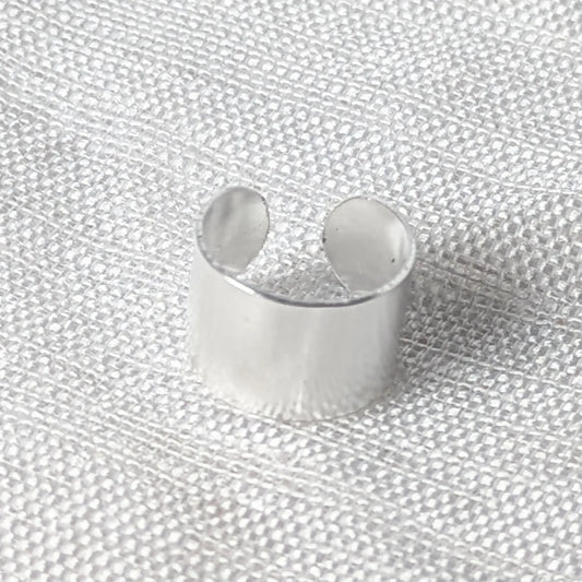 Nahaufnahme einer breiten, glänzenden Ohrklemme aus 925 Silber mit offener, anpassbarer Form