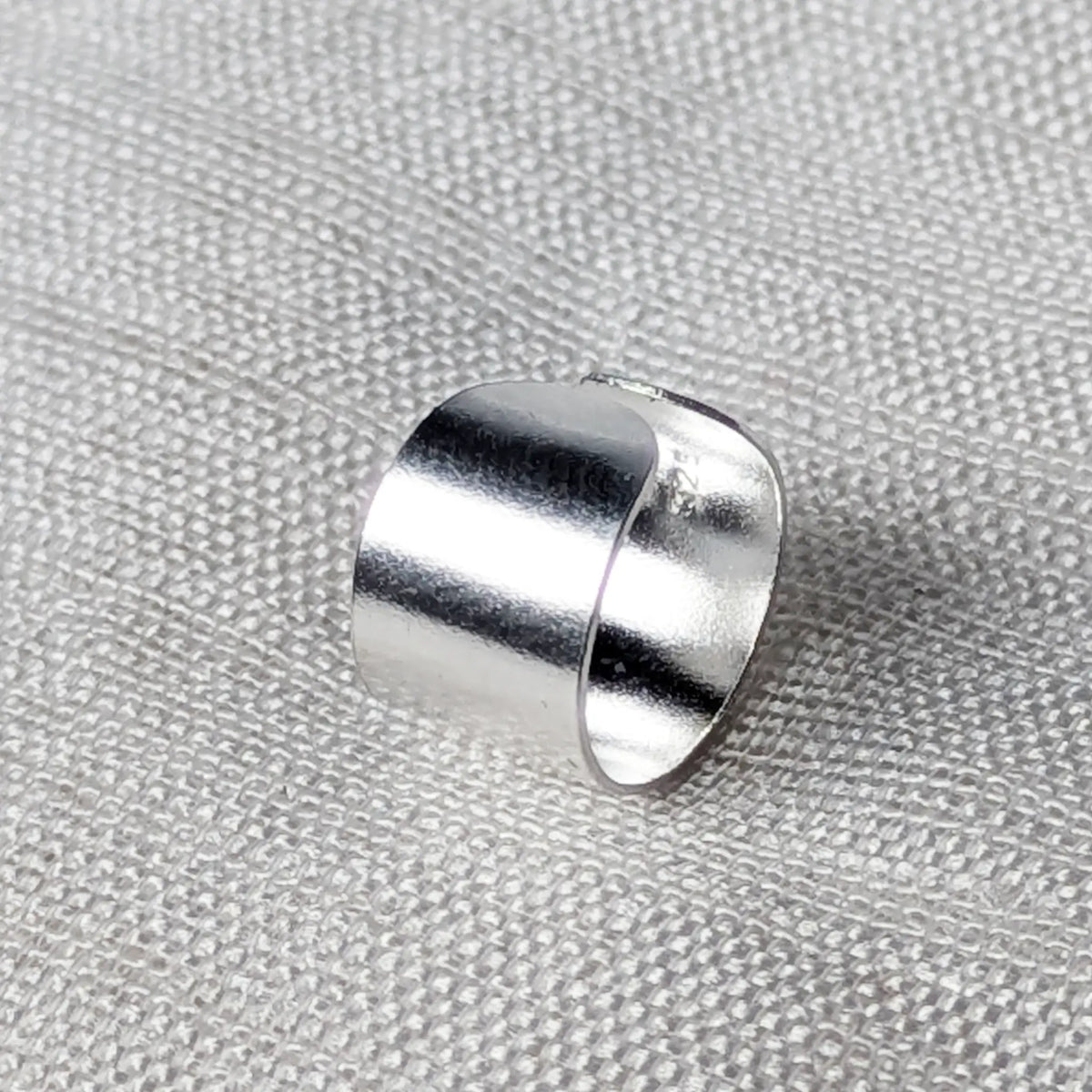 Frontalansicht der schlichten Silber-Ohrklemme, die die glatte und polierte Oberfläche zeigt.