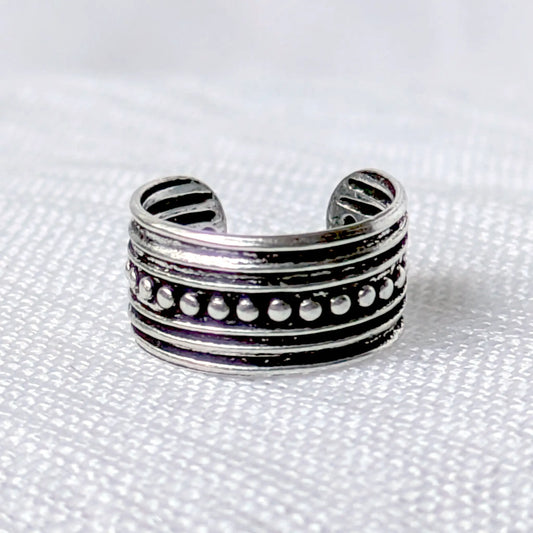 Nahaufnahme eines Ear Cuffs aus 925 Silber mit zentraler Kugelreihe und oxidierter Vintage-Struktur.