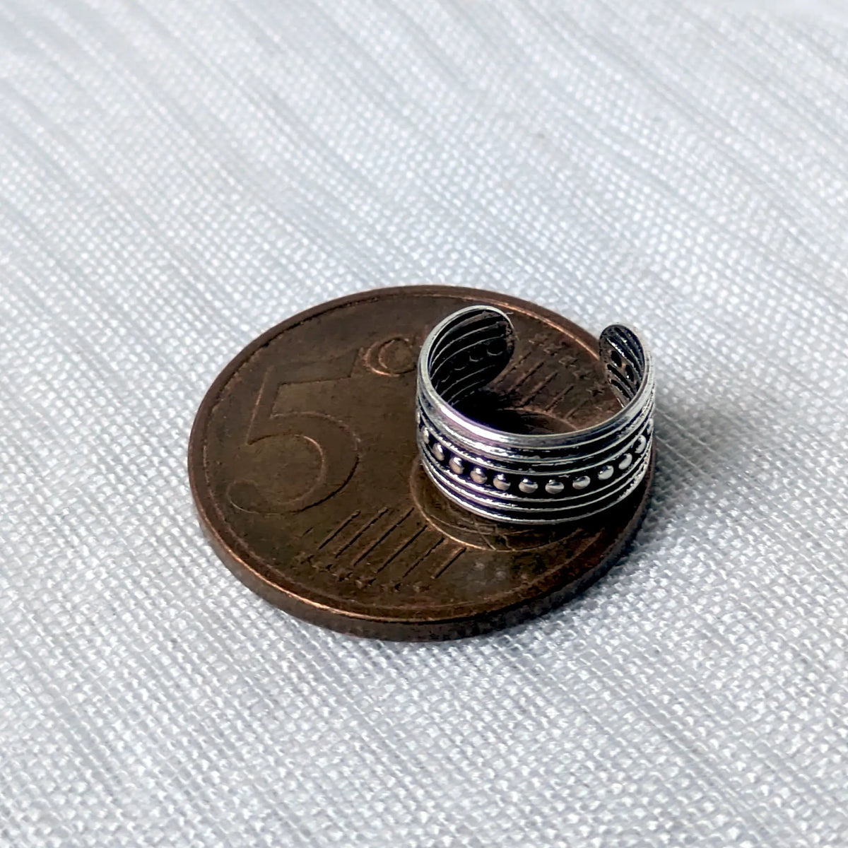 Größenvergleich: 925 Silber Ear Cuff mit Ethno-Kugel-Muster liegt auf einer 5-Cent-Münze.