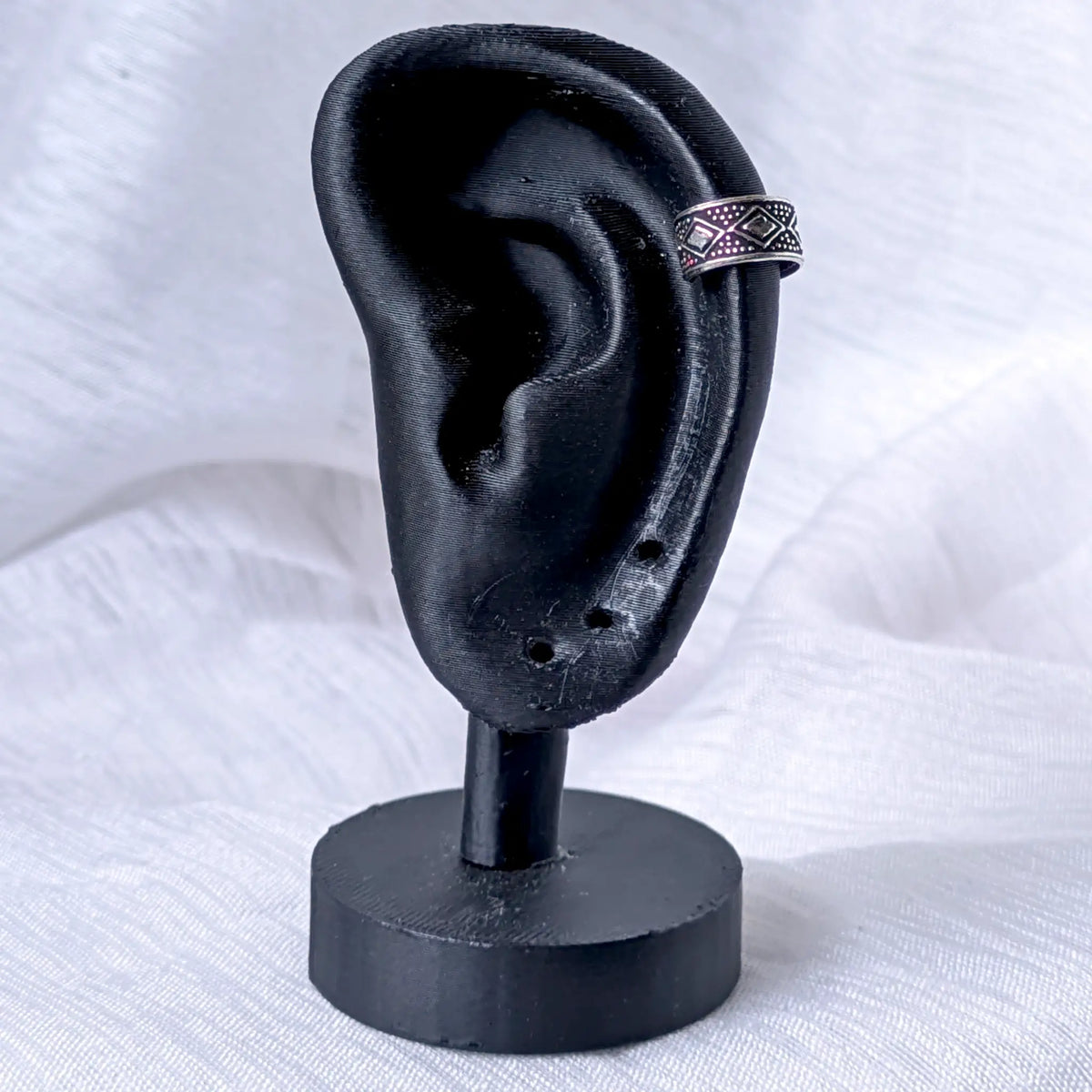Ethno Ear Cuff aus 925 Silber, getragen am äußeren Knorpel eines schwarzen 3D-Ohr-Displays.