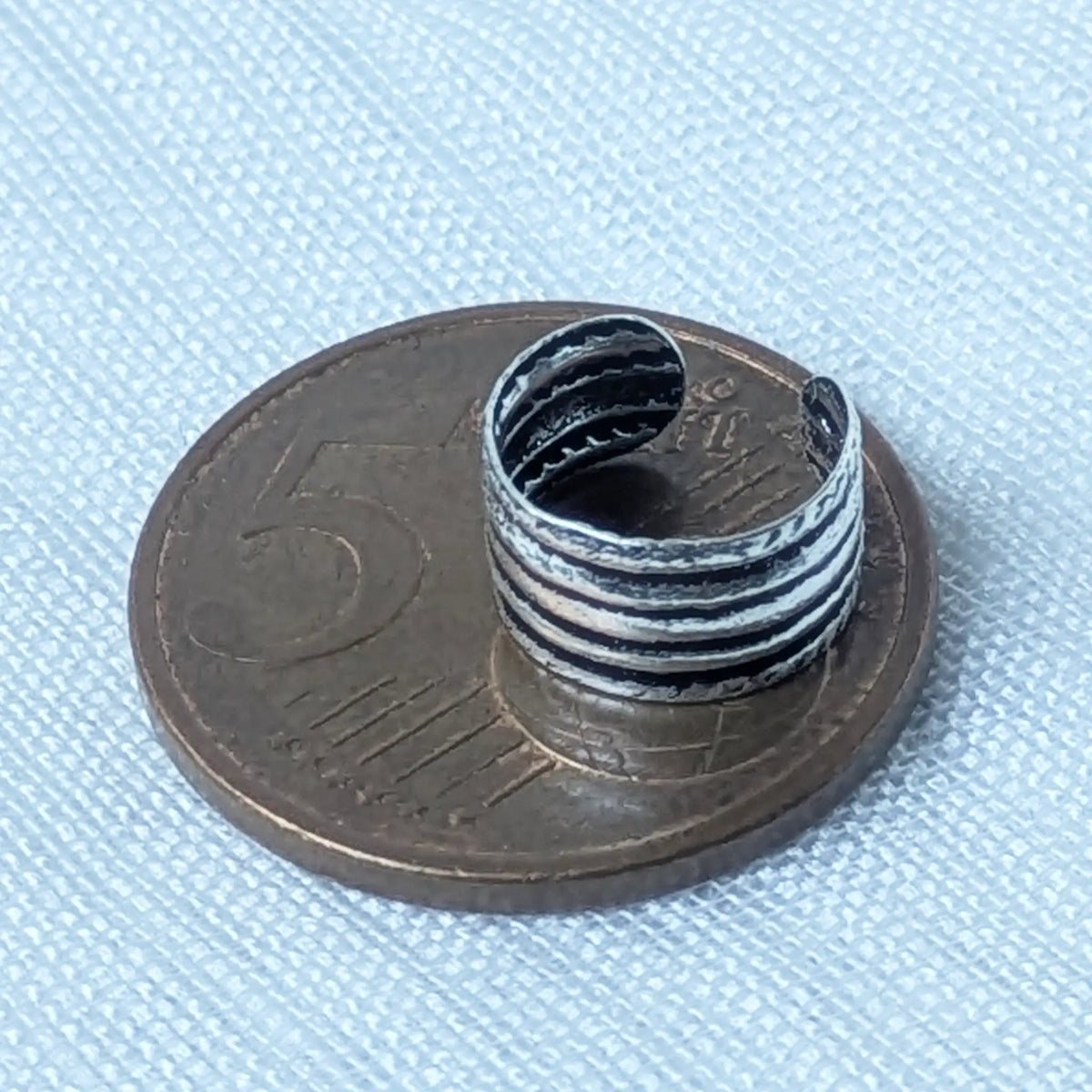 Größenvergleich: Mehrreihige 925 Silber Ohrklemme im Vintage-Stil liegt auf einer 5-Cent-Münze.