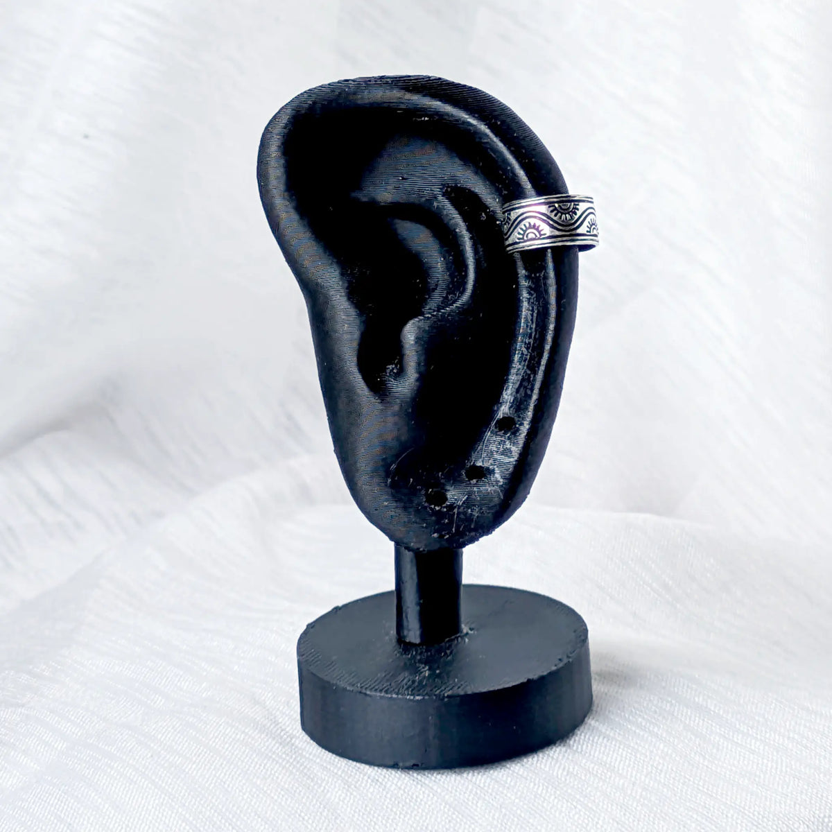 Ethno Ear Cuff aus 925 Silber mit Wellen-Muster, stilecht aufgesteckt am Knorpel eines schwarzen 3D-Ohr-Modells.