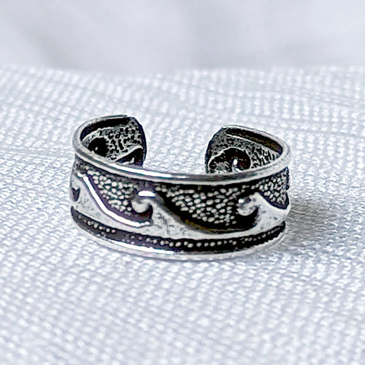 Nahaufnahme eines Ear Cuffs aus 925 Silber mit oxidiertem Vintage Wellen-Muster.