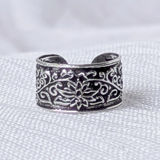 Nahaufnahme eines breiten Ear Cuffs aus 925 Silber mit filigranem Blumen-Mandala und Ranken-Ornamenten im Vintage-Stil