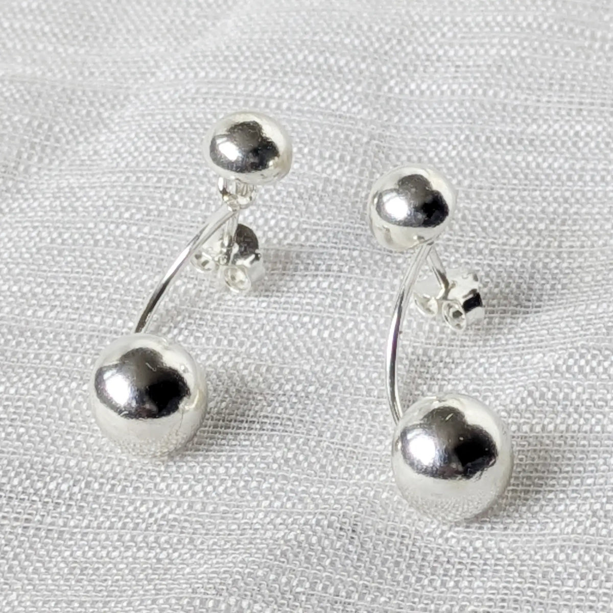 Frontalansicht der Doppel-Kugel Ohrstecker aus poliertem Sterlingsilber.