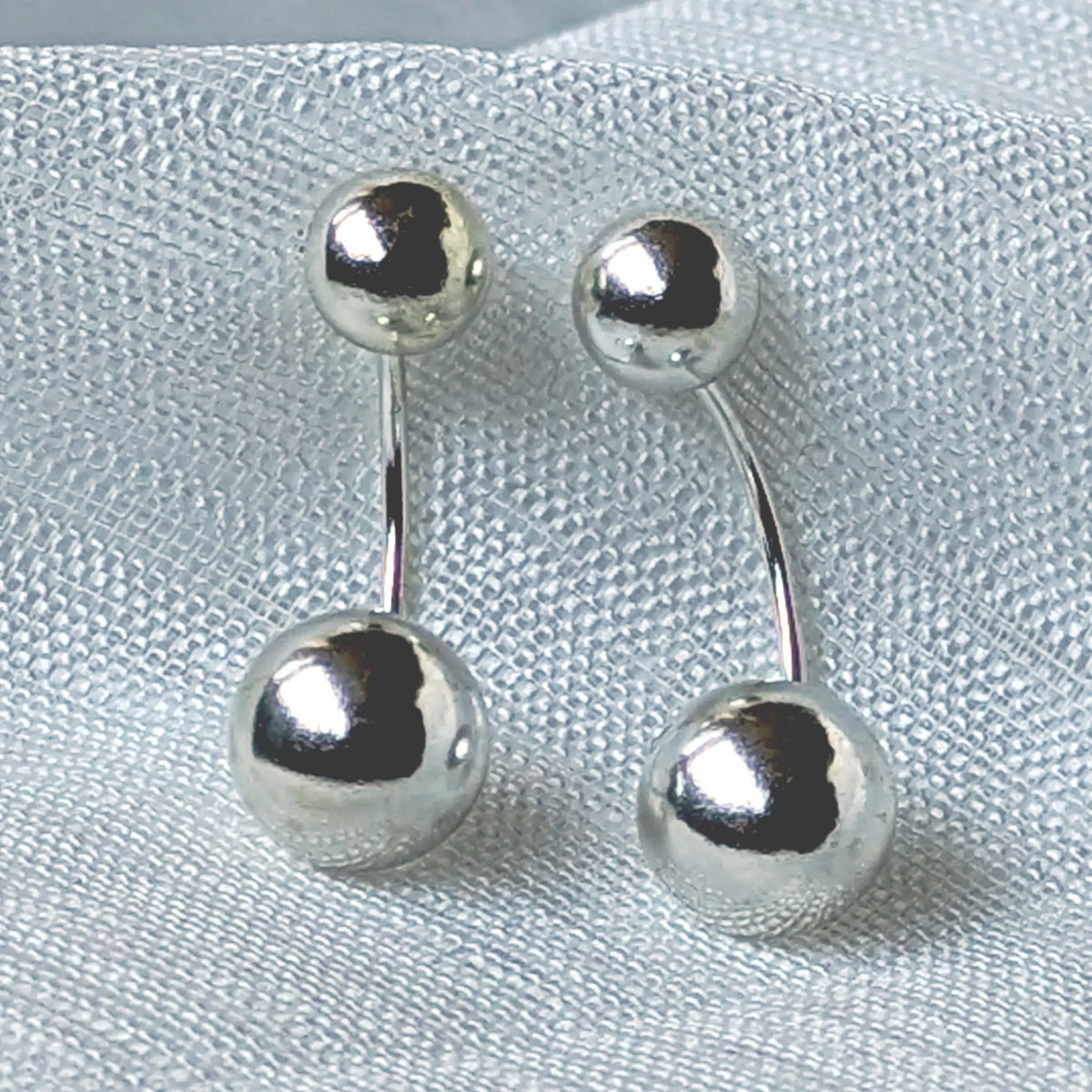 Nahaufnahme von Ear Jackets aus 925 Silber mit zwei glänzenden Kugeln.