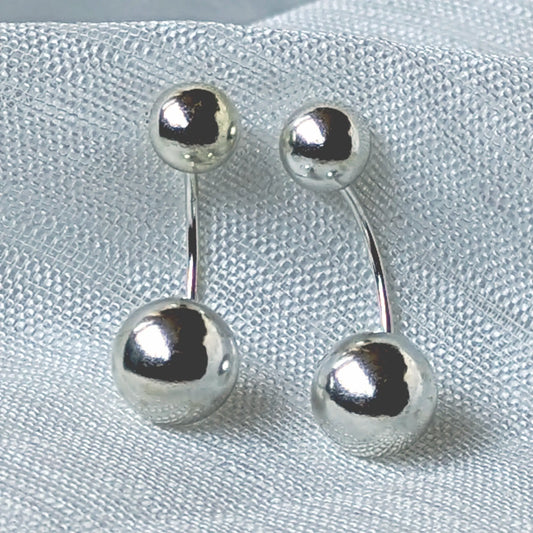 Nahaufnahme von Ear Jackets aus 925 Silber mit zwei glänzenden Kugeln.