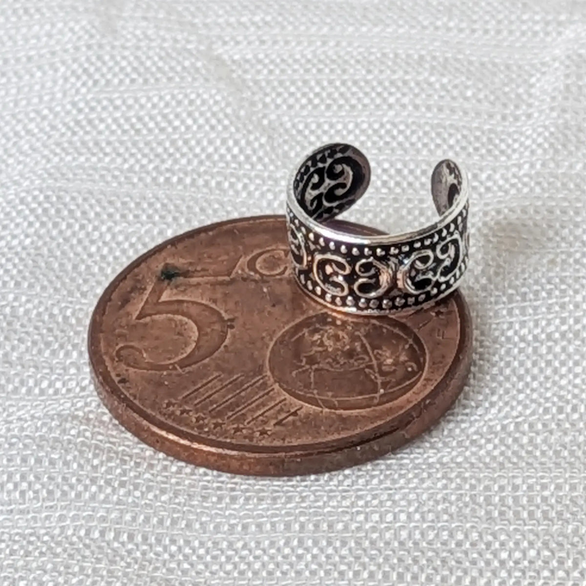 Größenvergleich der Silber-Earcuff liegend auf einer 5-Cent-Münze