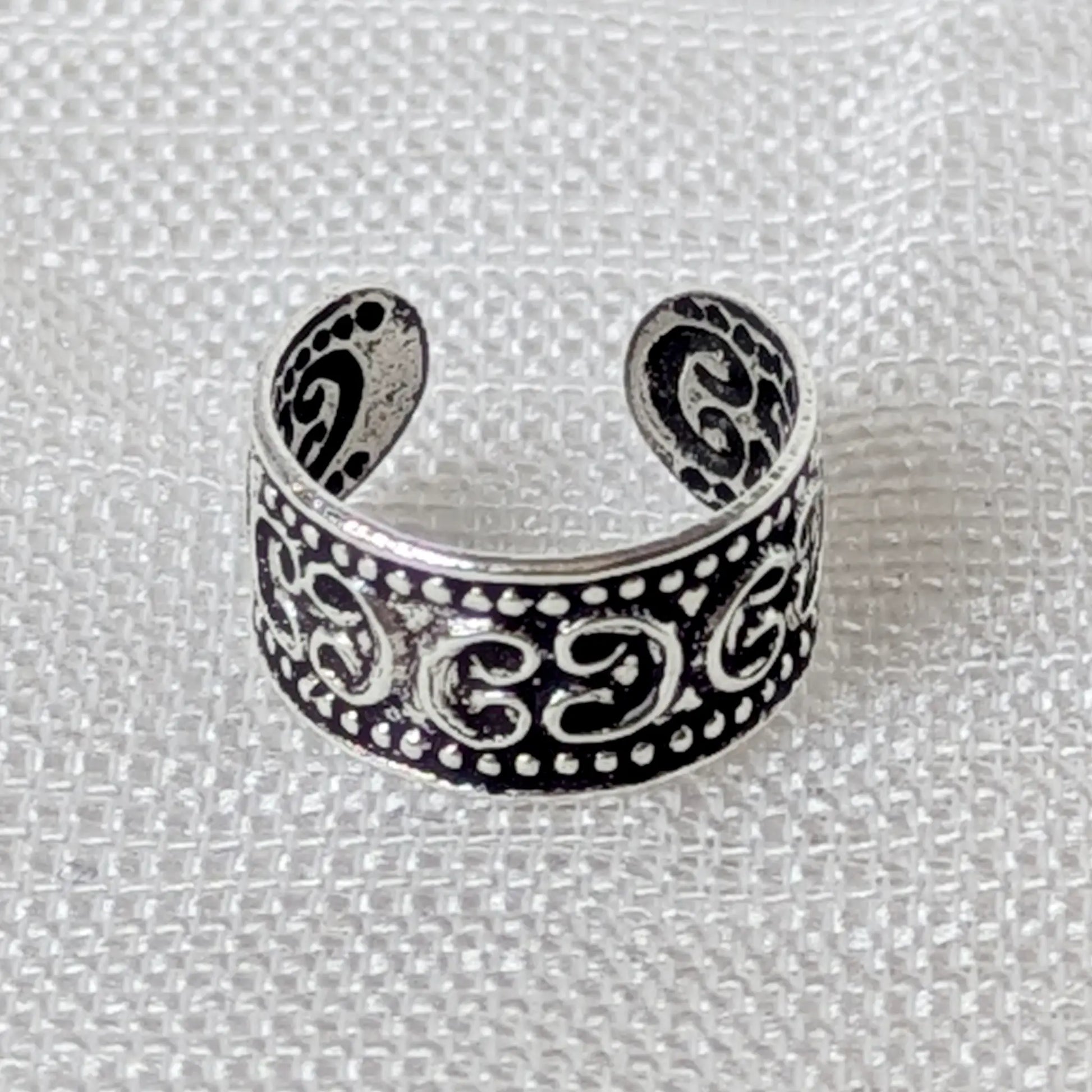 Nahaufnahme Earcuff 925 Silber filigrane Gravur Detail