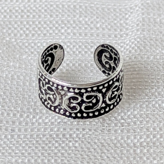 Nahaufnahme Earcuff 925 Silber filigrane Gravur Detail