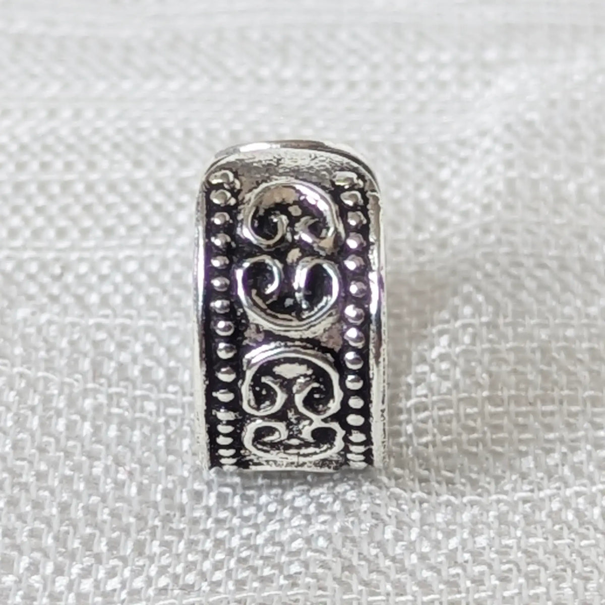 Seitenansicht des Vintage Ear Cuffs aus oxidiertem 925 Sterling Silber.