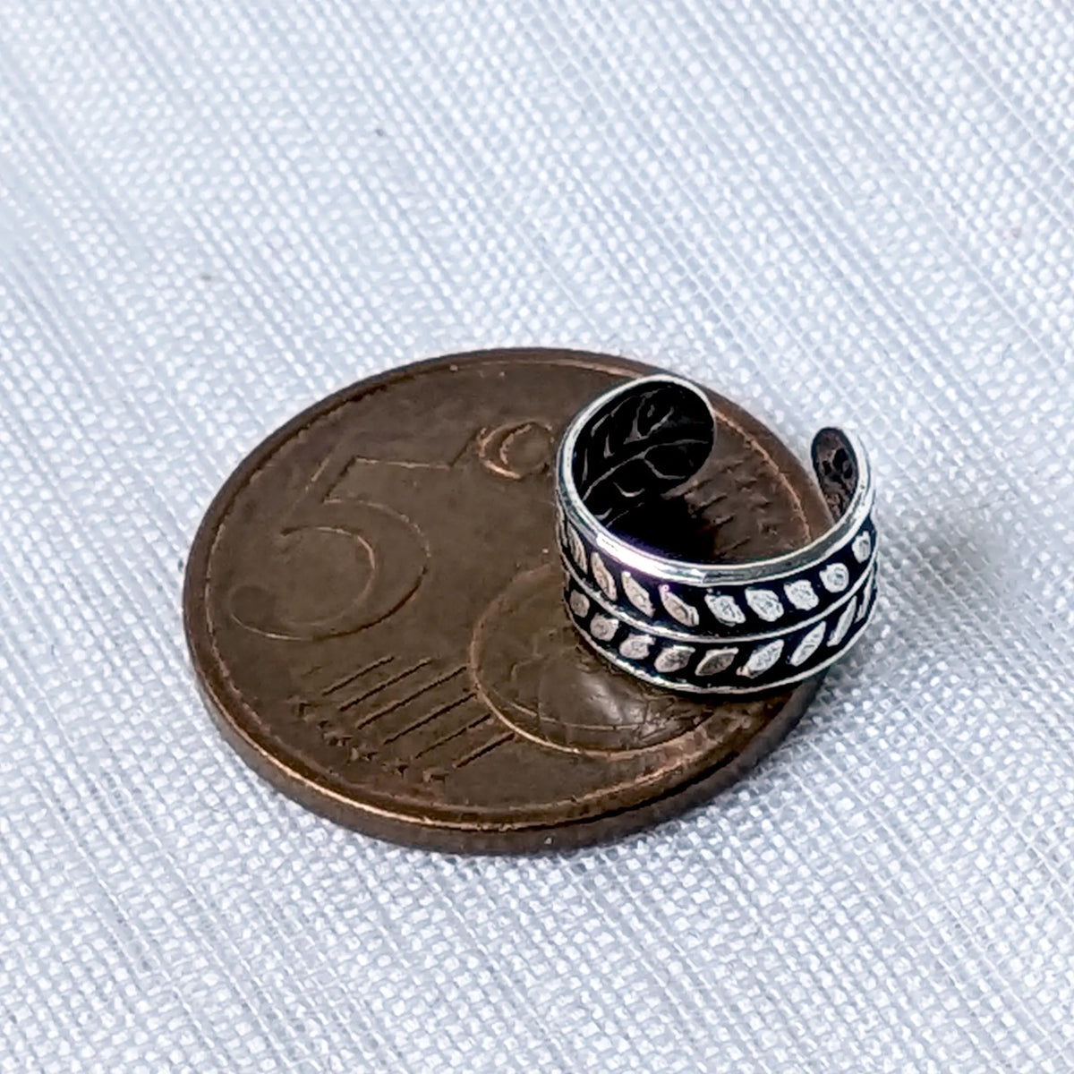 Größenvergleich der massiven, zweireihigen 925 Silber Ohrklemme mit Vintage-Muster, zur Veranschaulichung auf einer 5-Cent-Münze platziert.