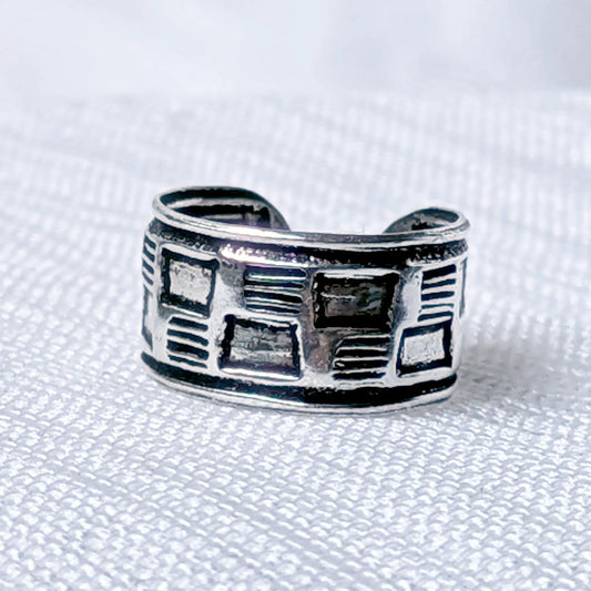 Nahaufnahme einer breiten Ohrklemme aus 925 Silber mit geometrischem Rechteck- und Linienmuster im Ethno-Stil.