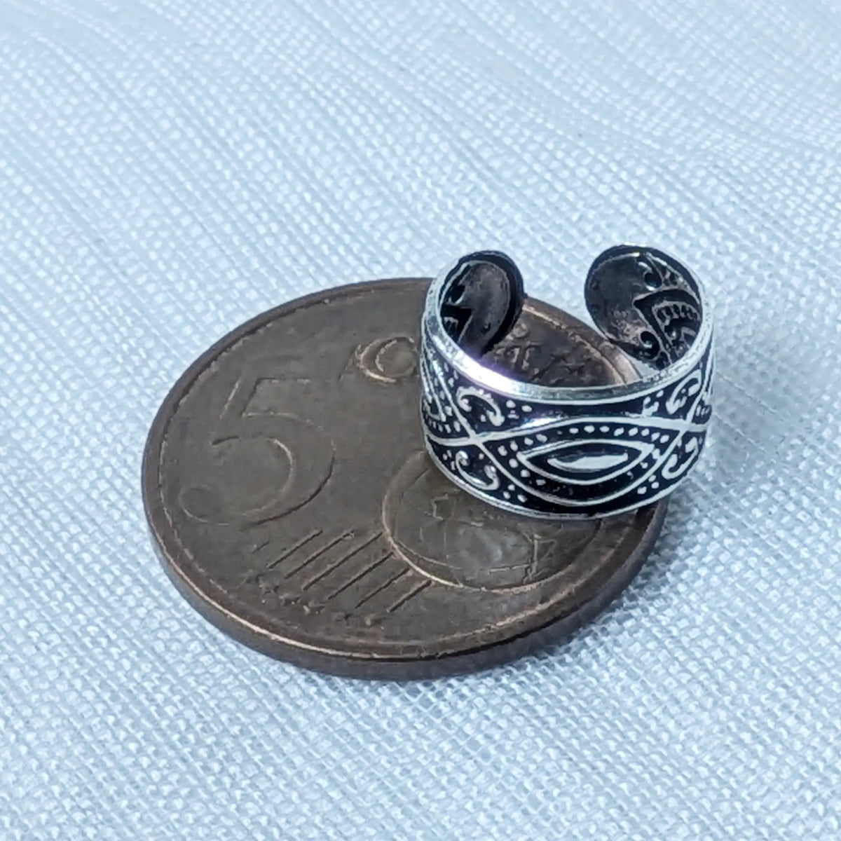 Größenvergleich der texturierten 925 Silber Ohrklemme mit Vintage-Muster, zur Veranschaulichung platziert auf einer 5-Cent-Münze.