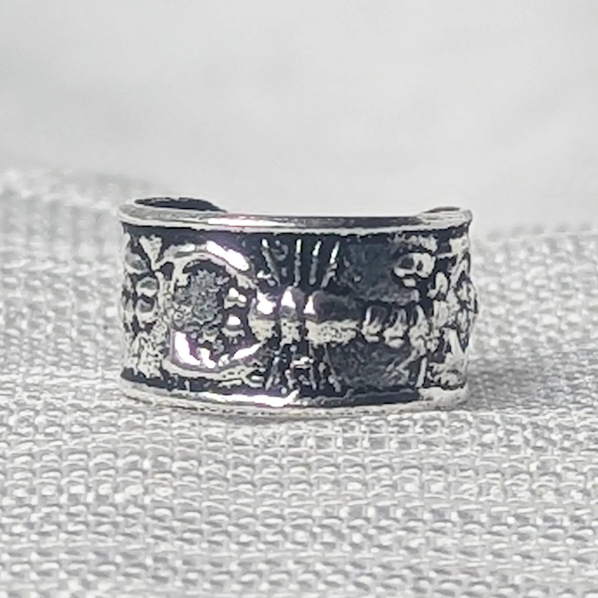Nahaufnahme einer 925 Silber Ohrklemme mit detailliertem Hummer Motiv und maritimem Relief