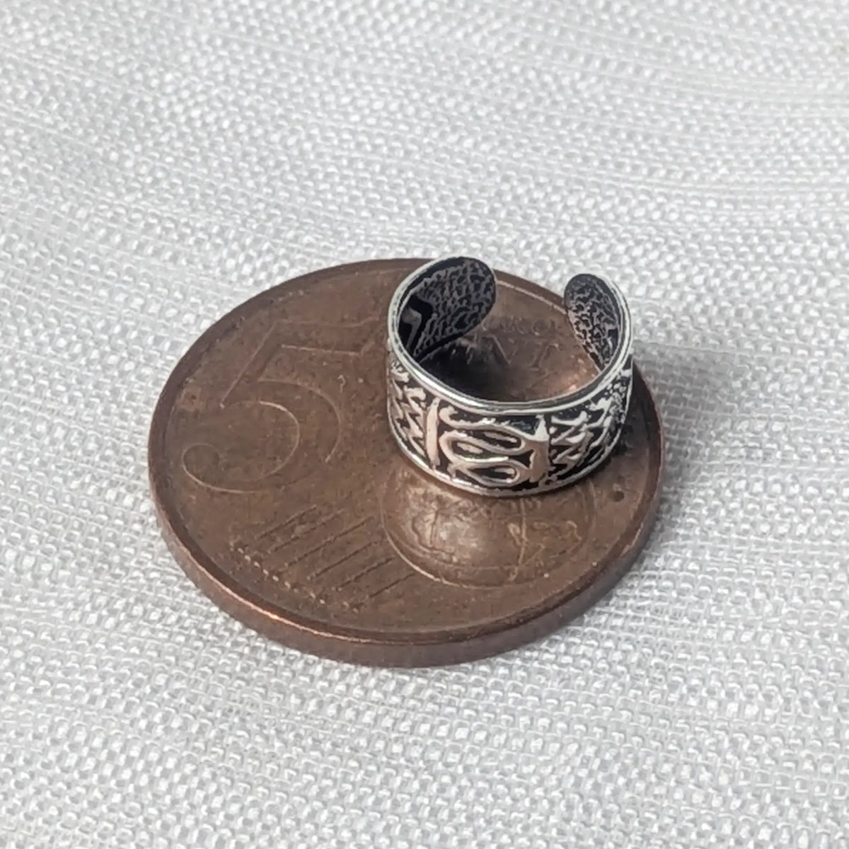 Größenvergleich: Die 925 Silber Ethno-Ohrklemme liegt auf einer 5-Cent-Münze.