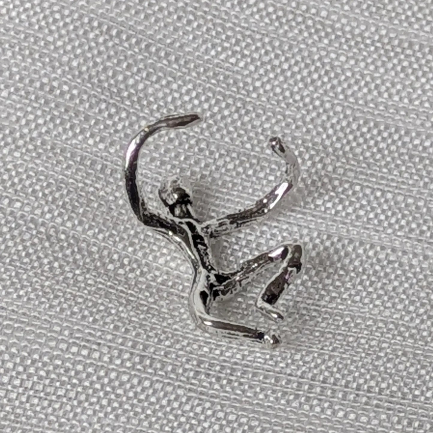 Nahaufnahme-Frontalansicht der detaillierten kletternden Figur des 925 Sterling Silber Earcuffs.