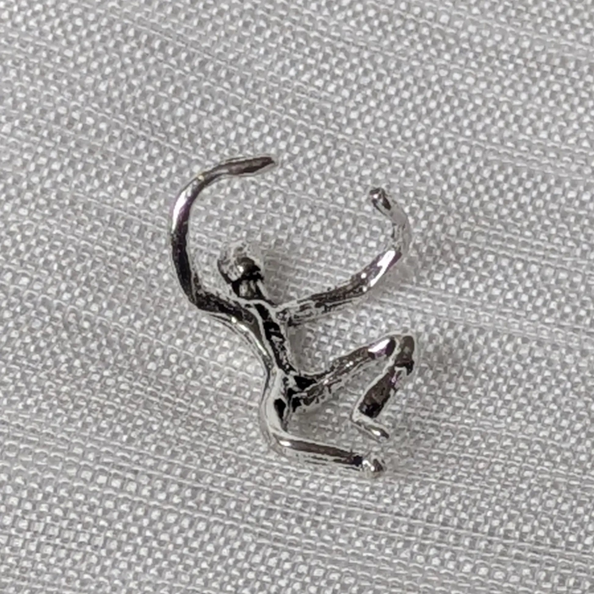 Nahaufnahme-Frontalansicht der detaillierten kletternden Figur des 925 Sterling Silber Earcuffs.