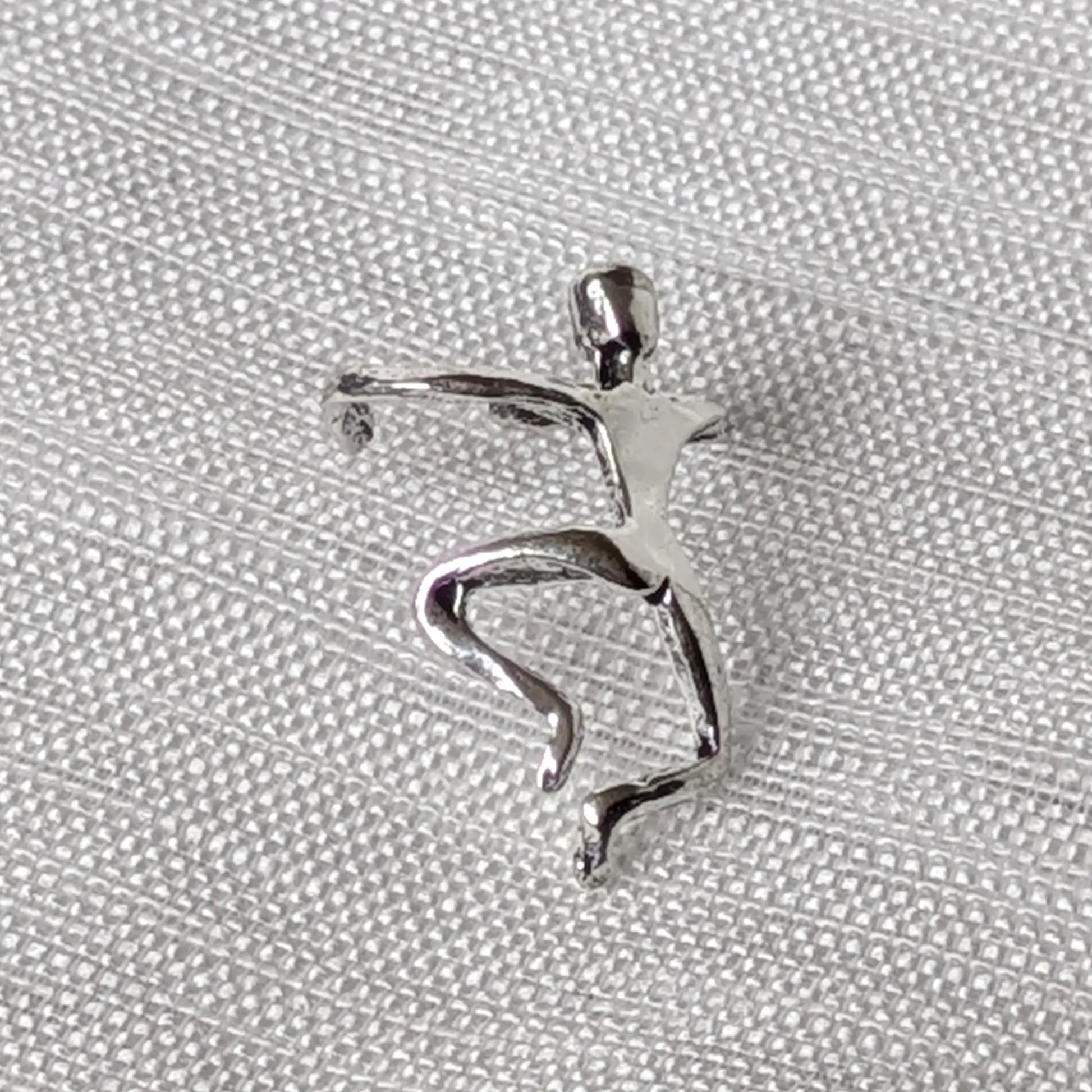 Rückseite des silbernen Kletterer-Earcuffs mit der 925er Punzierung und der Struktur der Manschette.