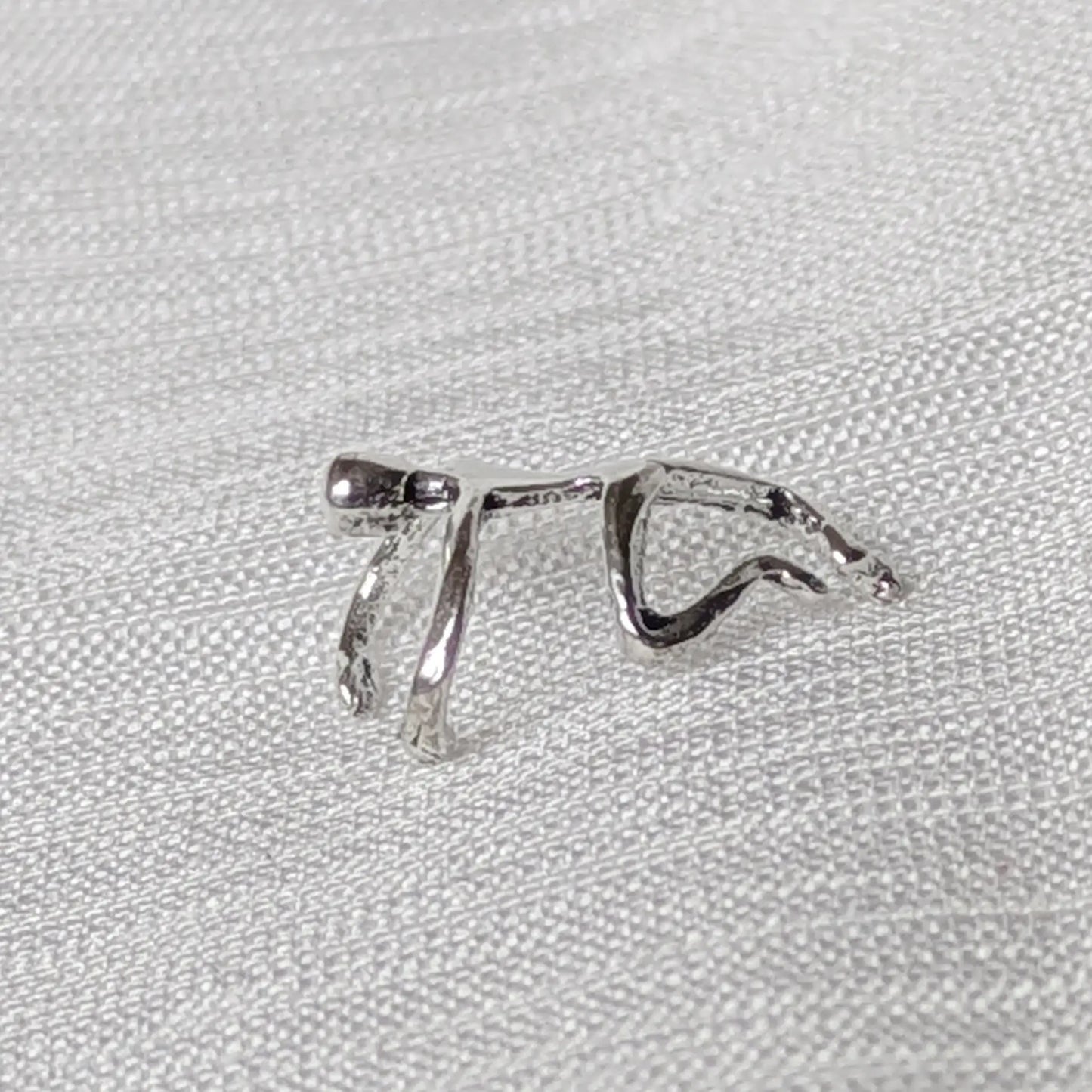 Seitenprofil des Kletterer-Earcuffs aus Silber, der die Form der Manschette und die polierte Oberfläche zeigt.