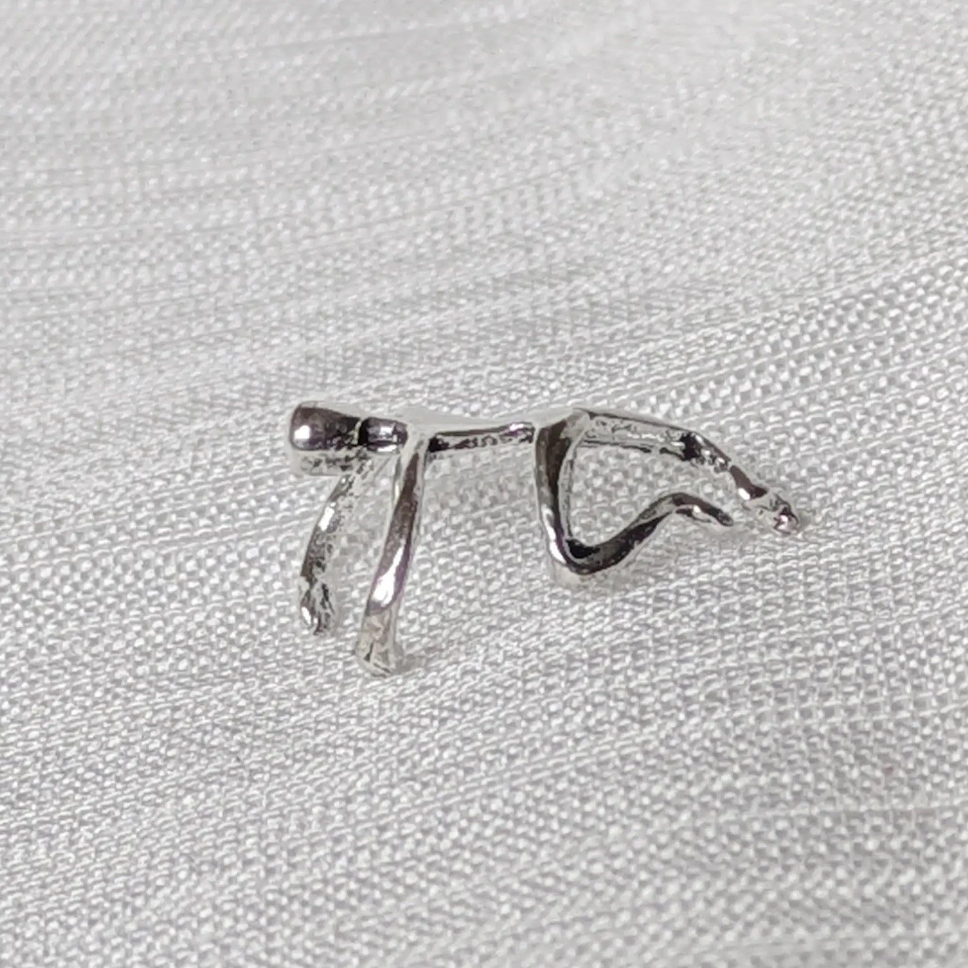Seitenprofil des Kletterer-Earcuffs aus Silber, der die Form der Manschette und die polierte Oberfläche zeigt.